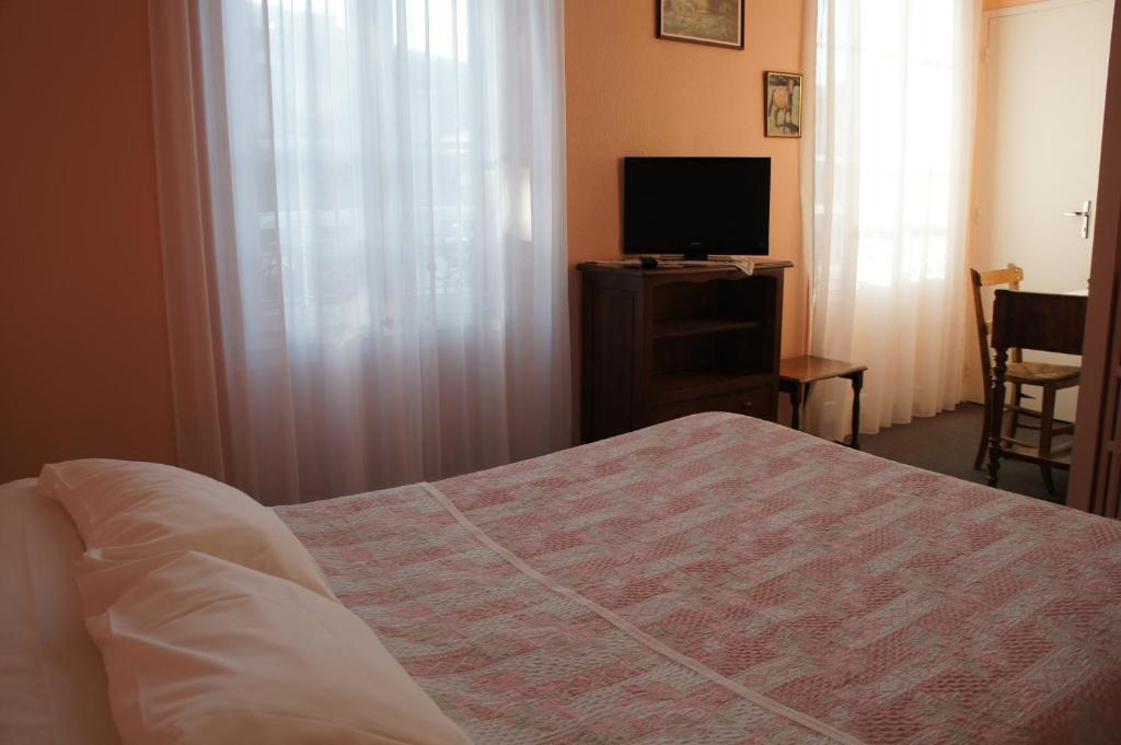 Hotel Le Commerce Bagneres-de-Bigorre Bilik gambar