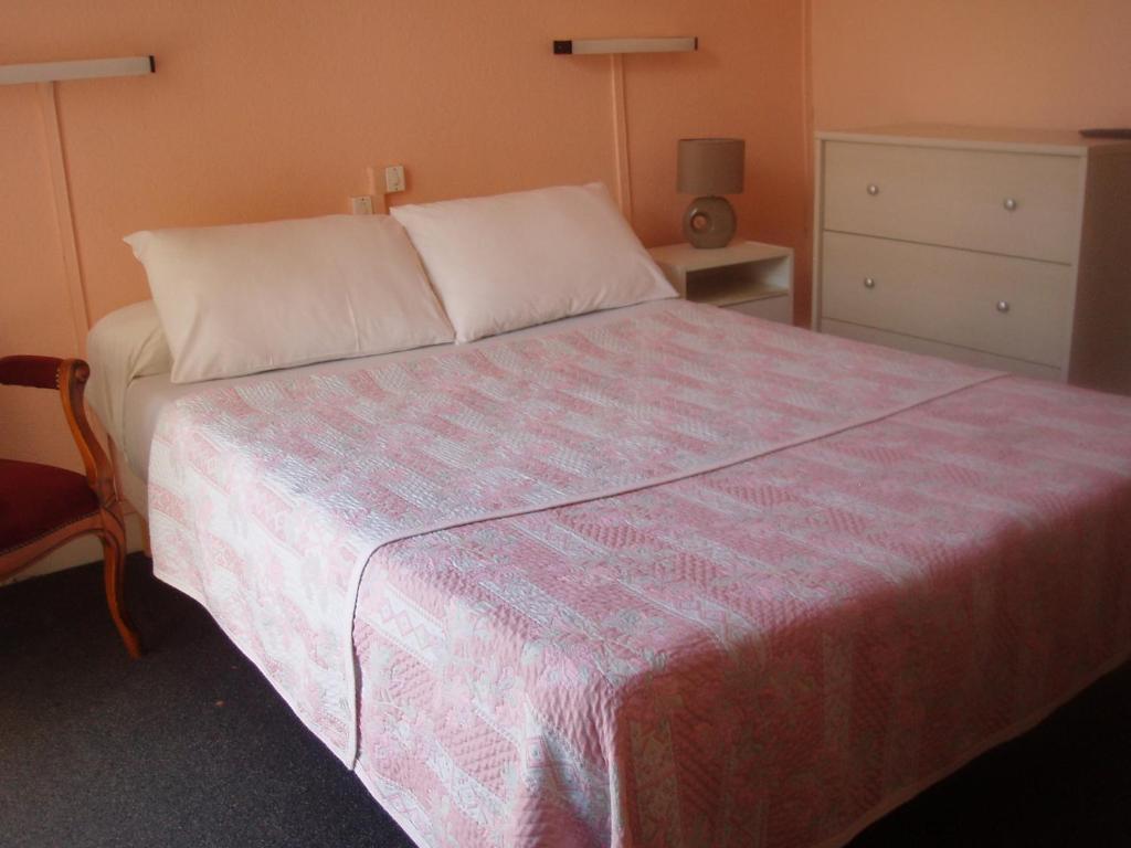 Hotel Le Commerce Bagneres-de-Bigorre Bilik gambar